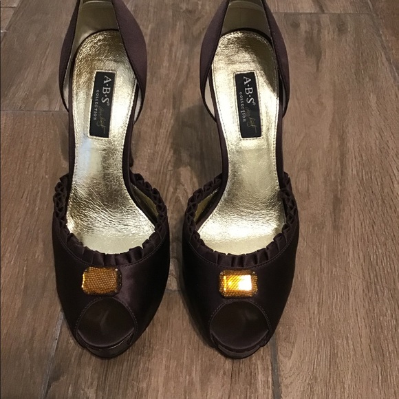 Brown Satin Pumps with Croc heel - Picture 6 of 8